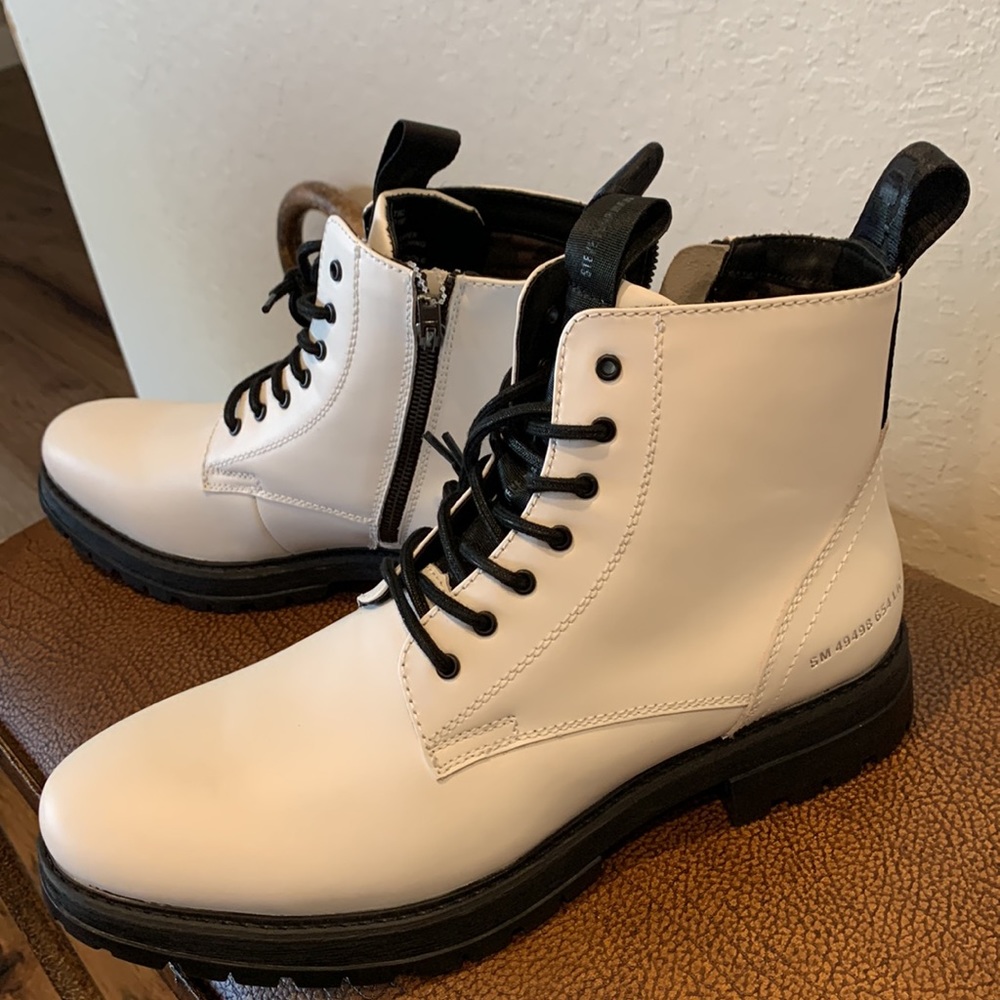 Brand New Rare Steve Madden Monstro White Leather Chic Boot Black Soles& Strings